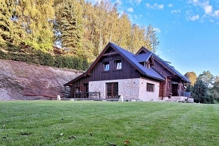 Chalupa u lesa s baz�nem - Jizersk� magistr�la