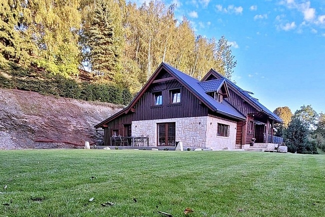 Chalupa u lesa s baz�nem - Jizersk� magistr�la