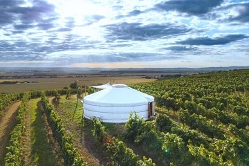 Jurty vinohrad a cyklostezka - glamping park V�hon
