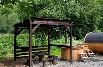 Glamping s wellness - samota u �eky - �elezn� hory