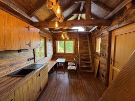 Glamping s wellness a baz�nem - hrad Helf�t�n