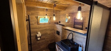 Glamping s wellness a baz�nem - hrad Helf�t�n