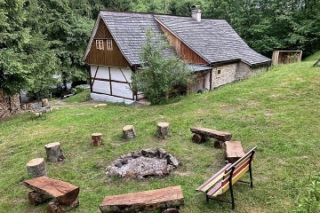 Chalupa u lesa - hrad Tol�tejn - Lu�ick� hory