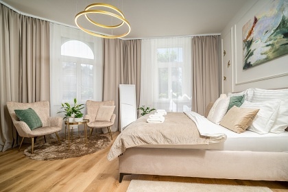 Apartm�n u kolon�dy a parking - Mari�nsk� L�zn�