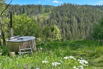 Roubenka Lesn� r�j - kamna s pec� a koupac� sud