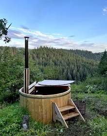 Roubenka Lesn� r�j - kamna s pec� a koupac� sud