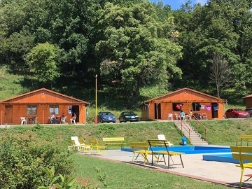 Chaty s baz�nem - Rodinn� kemp - B�l� Karpaty