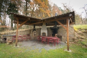 Chalupa s vnit�n�m baz�nem - p�ehrada Trn�vka