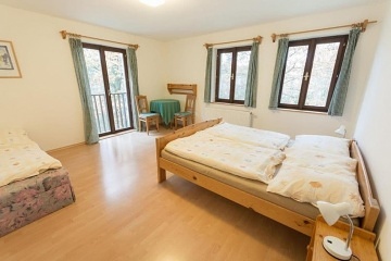 Chalupa s vnit�n�m baz�nem - p�ehrada Trn�vka