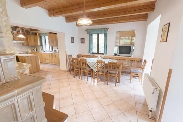 Chalupa s vnit�n�m baz�nem - p�ehrada Trn�vka