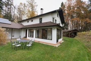 Chalupa s vnit�n�m baz�nem - p�ehrada Trn�vka