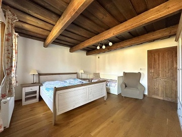 Rodinn� chalupa s uzav�en�m dvorem - NP Podyj�