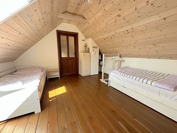 Rodinn� chalupa s uzav�en�m dvorem - NP Podyj�