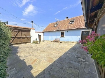 Rodinn� chalupa s uzav�en�m dvorem - NP Podyj�