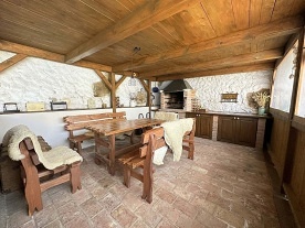 Rodinn� chalupa s uzav�en�m dvorem - NP Podyj�