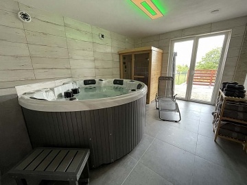 Chalupa wellness a baz�n - �umava - hrad Ka�perk