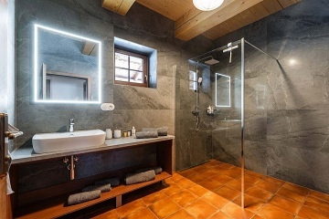 Roubenka s kachlov�mi kamny - Adr�pa�sk� sk�ly