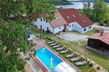Chaty a penzion - wellness a baz�n - p�ehrada Lipno