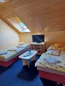 Chalupa terasa a baz�n - Hrad Kost - �esk� r�j