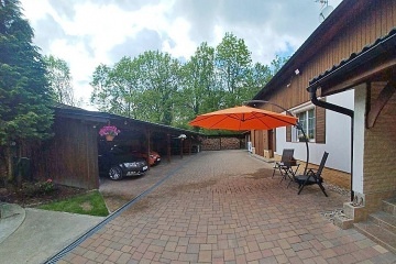 Chalupa terasa a baz�n - Hrad Kost - �esk� r�j