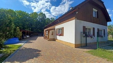 Chalupa terasa a baz�n - Hrad Kost - �esk� r�j