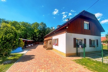 Chalupa terasa a bazén - Hrad Kost - Český ráj