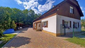 Chalupa terasa a baz�n - Hrad Kost - �esk� r�j