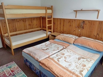 Chata s baz�nem - CHKO Beskydy - v.n. Mor�vka