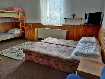 Chata s baz�nem - CHKO Beskydy - v.n. Mor�vka