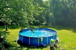 Chalupa s baz�nem - P��hrazsk� sk�ly - hrad Kost