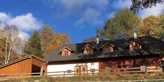 Chalupa na samot - ern Lada - Borov Lada