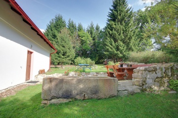 Chalupa s pec� a vinn�m sklepem - Kru�n� hory