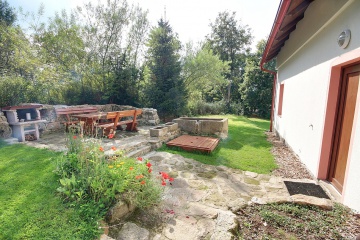 Chalupa s pec� a vinn�m sklepem - Kru�n� hory