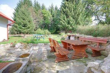 Chalupa s pec� a vinn�m sklepem - Kru�n� hory