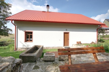 Chalupa s pec� a vinn�m sklepem - Kru�n� hory