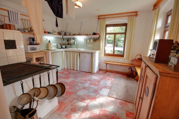 Chalupa s pec� a vinn�m sklepem - Kru�n� hory