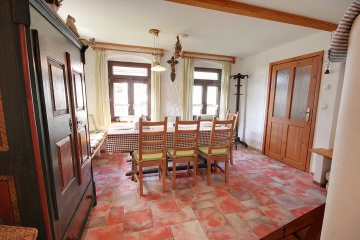 Chalupa s pec� a vinn�m sklepem - Kru�n� hory