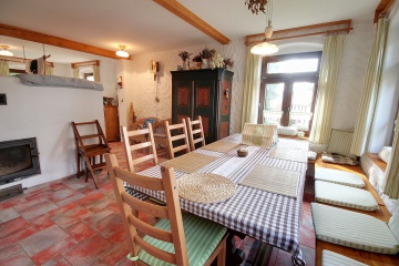 Chalupa s pec� a vinn�m sklepem - Kru�n� hory