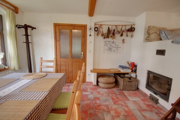 Chalupa s pec� a vinn�m sklepem - Kru�n� hory