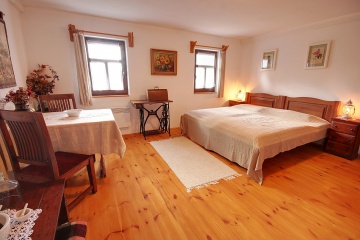 Chalupa s pec� a vinn�m sklepem - Kru�n� hory