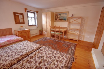 Chalupa s pec� a vinn�m sklepem - Kru�n� hory