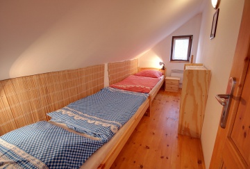 Chalupa s pec� a vinn�m sklepem - Kru�n� hory