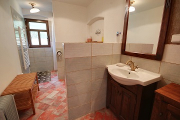 Chalupa s pec� a vinn�m sklepem - Kru�n� hory