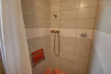 Chalupa s pec� a vinn�m sklepem - Kru�n� hory