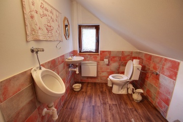 Chalupa s pec� a vinn�m sklepem - Kru�n� hory