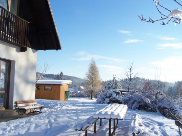 Chalupa s baz�nem - ko�sk� pastviny - Jizerky