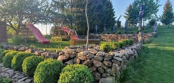 Chalupa s baz�nem a v��ivkou - Toulovcovy Ma�tale