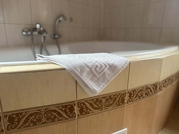 Chalupa s baz�nem a v��ivkou - Toulovcovy Ma�tale