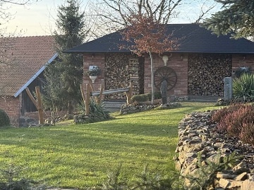 Chalupa s baz�nem a v��ivkou - Toulovcovy Ma�tale