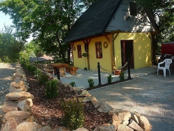 Chalupa s baz�nem a v��ivkou - Toulovcovy Ma�tale